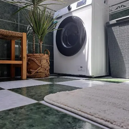 Battistella's Near The Sea 로비니