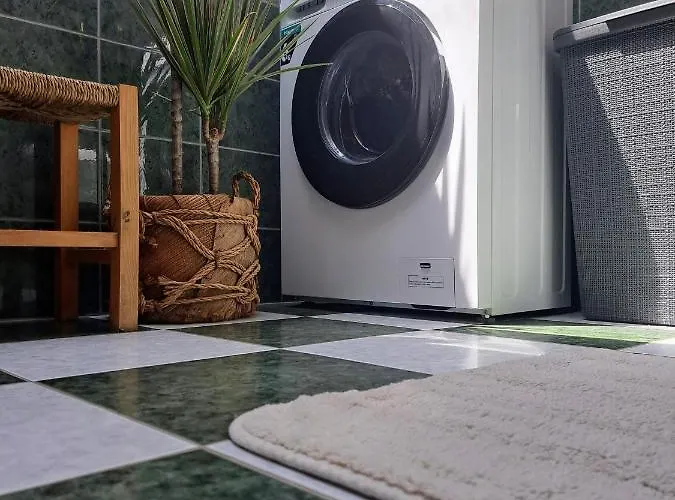 Battistella's Near The Sea 로비니