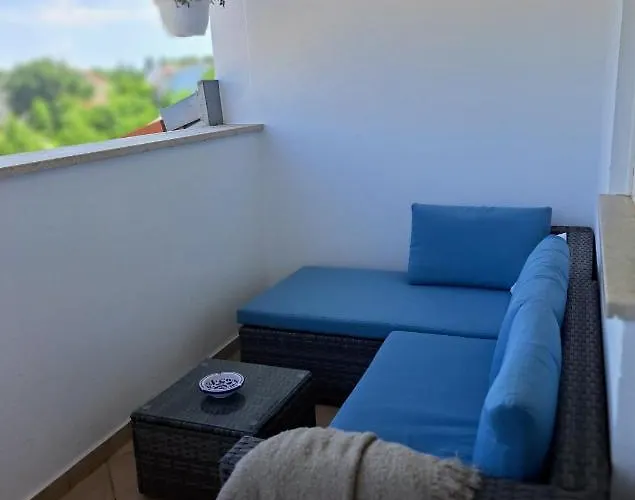 Battistella's Near The Sea * 로비니